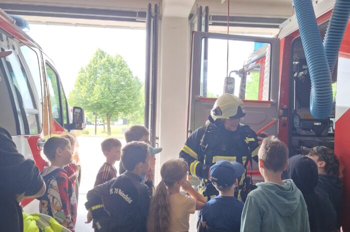 Kinder zu Besuch bei der Feuerwehr